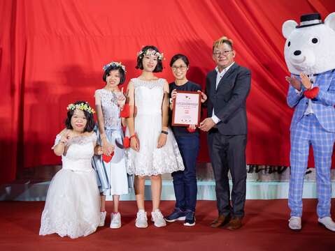 罕見疾病基金會頒發獎狀給台北市愛國東路國際婚紗街發展協會