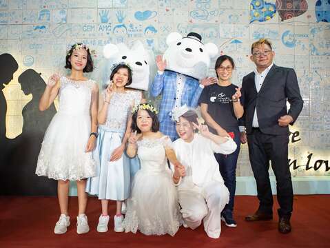 黃副市長珊珊、台北市愛國東路國際婚紗街發展協會李理事長俊龍及罕見疾病貴賓們合影