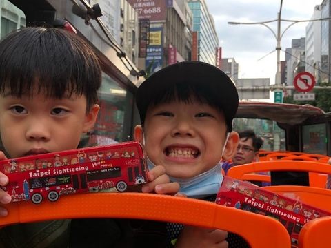 搭雙層觀光巴士，填寫意見回饋即可得汽車紙模型一台