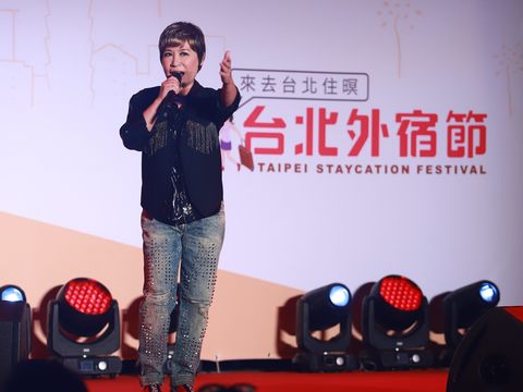 台北外宿節邀請黃小琥熱力開唱，現場觀眾陶醉浪漫氛圍。.JPG