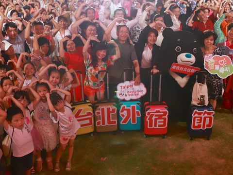 台北外宿節首場活動以七夕音樂趴為主題，現場超過百對情侶共襄盛舉。.JPG