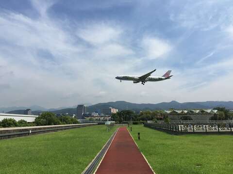 2樓內湖運動公園飛機飛越一景