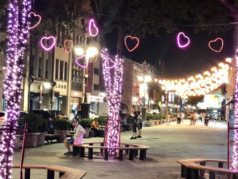 樹上懸掛愛心燈飾，一起來永樂廣場感受滿滿的粉紅氛圍