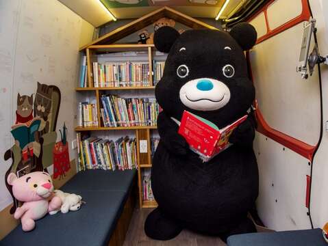 想和北市人氣吉祥物熊讚一樣在書車上享受悠閒的閱讀時光嗎？快把握暑假場次一起上車偷讀吧！