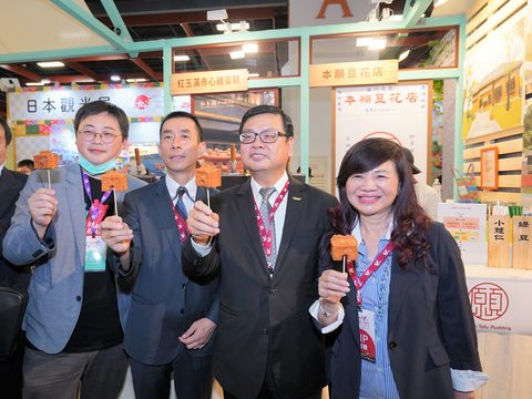 交通部觀光局長張錫聰(右二)、臺灣商圈產業觀光發展聯合總會總會長周水美(右一)，台北市旅行商業同業公會理事長吳志健(右三)參觀臺北館。