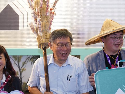 為呼應本次展會主題，臺北市長柯文哲頭手持糖葫蘆竹掃驚喜現身與民眾同樂。
