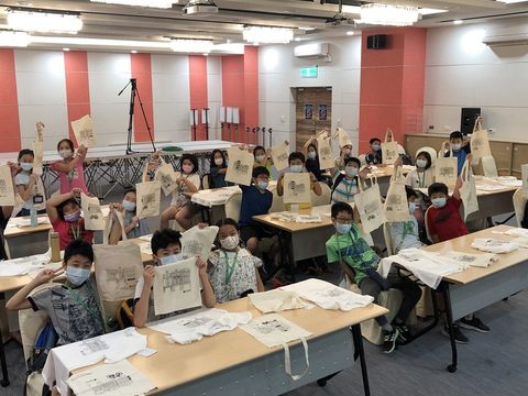 台北探索館小志工研習營跟著老師們一起完成屬於自己的絹印T恤和提袋
