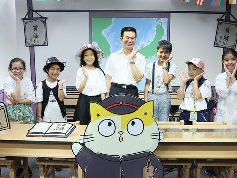 6位學員代表擔任小小導覽員，裝扮成特展特色限定角色，為大家介紹「黃阿瑪相遇1920臺北市」特展。.JPG