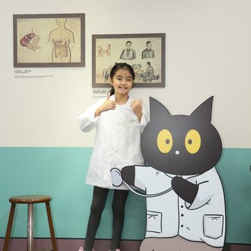 小實光實驗教育機構鄧元智小朋友打扮成醫師Socles，開心為大家導覽。.JPG