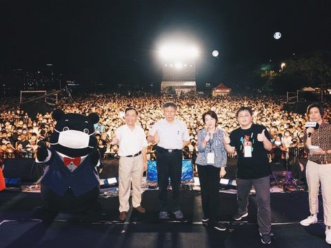 臺北市長柯文哲帶領大家一起愛沒有距離，共度浪漫夏夜。