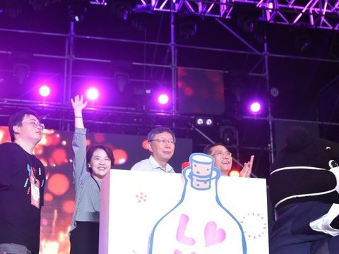 臺北市長柯文哲與副市長黃珊珊、蔡炳坤及觀光傳播局長劉奕霆與熊讚啟動煙火，為有情人獻上祝福。