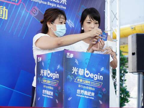 光華12周年慶現場公開抽獎主持人朗誦得獎者