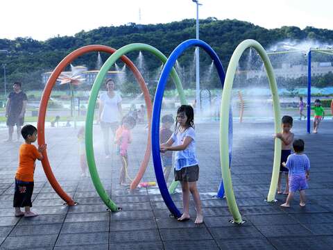 大佳河濱戲水區 9月起調整開放噴灑時間為週末下午3至6時