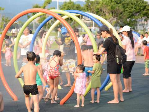 大佳河濱戲水區 9月起調整開放噴灑時間為週末的下午3至6時