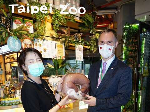 黃珊珊副市長致贈布拉格市賀吉普市長穿山甲造型文宣品