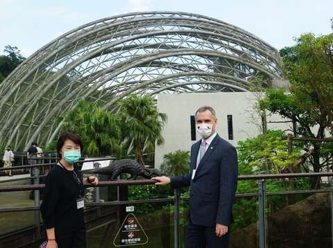黃珊珊副市長與布拉格市賀吉普市長於穿山甲館前方合照留念