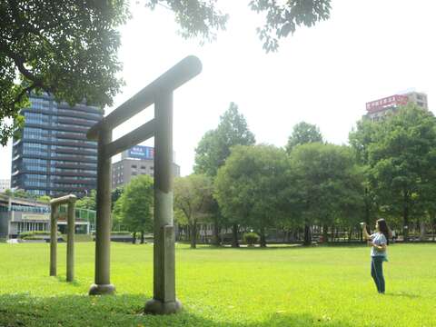 公園內保留了歷史文化的遺跡，有大小兩座鳥居