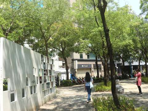 商業區旁的公園有暫別車水馬龍的優閒