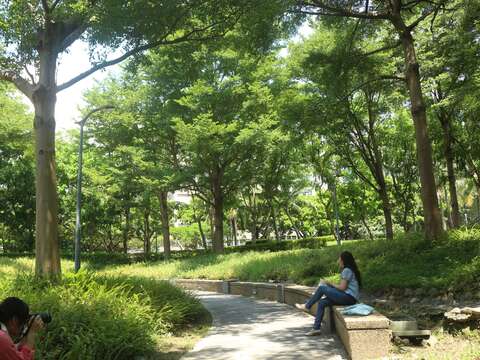 康樂公園下凹式廣場，隔絕了都會的嘈雜