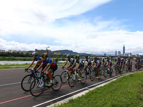 西松高中及大理高中國中部之基站選手們於觀山河濱公園自由車練習場練習－基隆河畔側