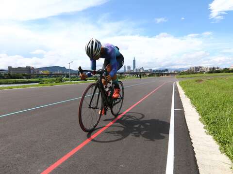 選手於觀山河濱公園自由車練習場賽道練習直線加速