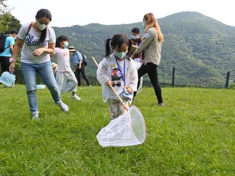 06森林六足之旅課程除了傳遞生態知識，也會教導民眾正確的友善昆蟲、尊重生命的觀察方法
