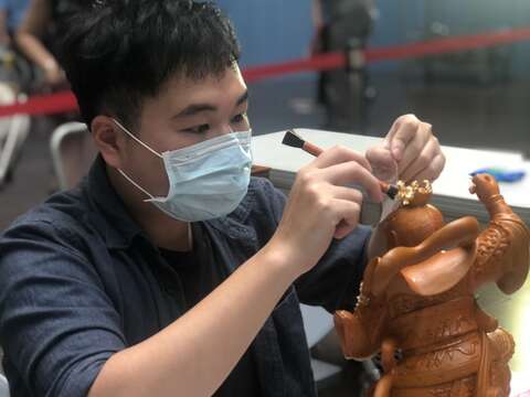 工藝師傅現場示範傳統貼金技巧