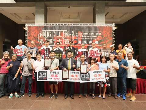 黃珊珊副市長(第2排左5)、產業局林崇傑局長(第2排左4)、商業處高振源處長(第2排左3)與台北市佛具商業同業公會張振華理事長(第2排左6)及現場貴賓大合影