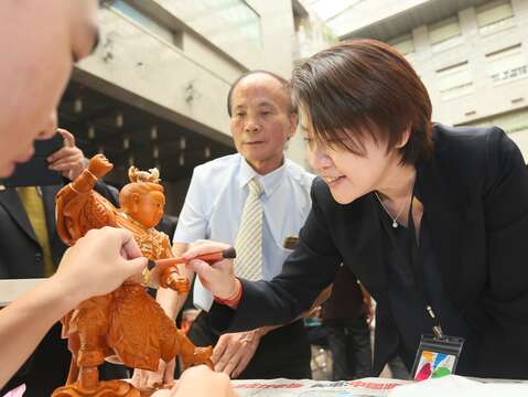 黃珊珊副市長親自體驗貼金技藝