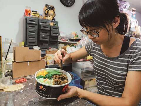 櫥窗裡如假似真的大觀世界 ——食品模型師(台北畫刊109年9月)