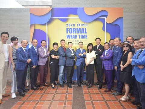臺北市商業處江美玲副處長(左六)、臺北市府產業局林崇傑局長(左八)、中華民國洋服同業總會莊光榮理事長(右七)、台北市西服商業同業公會林有義理事長(左九)與現場貴賓大合影。