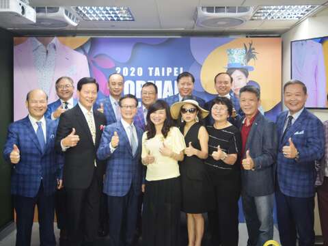臺北市商業處江美玲副處長(第一排右四)、臺灣商圈產業觀光發展聯合總會周水美理事長(第一排左四)、中華民國洋服同業總會莊光榮理事長(第一排左二)、台北市西服商業同業公會林有義理事長(第一排左三)與現場貴賓為活動暖身合影。