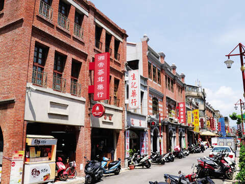 Stroll down Dihua Street to explore the neighborhood where many local industries originated from.
