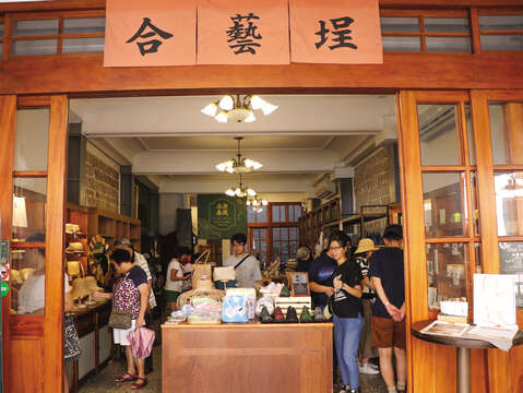 Today, shops selling creative or handmade products are multiplying in Dadaocheng, alongside (or even within) traditional houses that are still in use.
