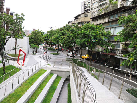 With the railways now removed, Xinzhongshan Linear Park keeps the elongated shape of the old line in the North Town and has become an oasis for the locals.