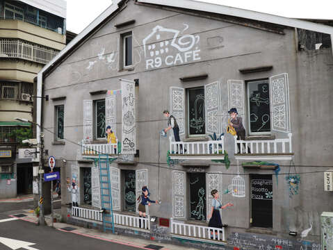 There are many hipster cafés on Chifeng Street that feature graffiti on the wall, adding more artful scenes to the streets of North Town.
