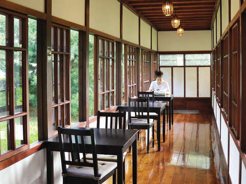 Kishu An Forest of Literature is a Japanese-style wooden house where literature lovers can enjoy a leisurely afternoon of writing and sipping delicious coffee.