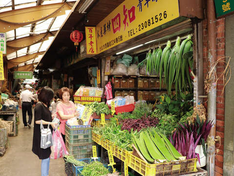 隠れるようにひっそりと佇む小さな路地の青草巷には、青草茶や伝統的な漢方薬を販売するお店が集まっています。