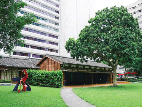 かつて日本統治時代には役人寮だったこの建物は、現代舞踊で知られる蔡瑞月舞踏研究社へと姿を変えました。