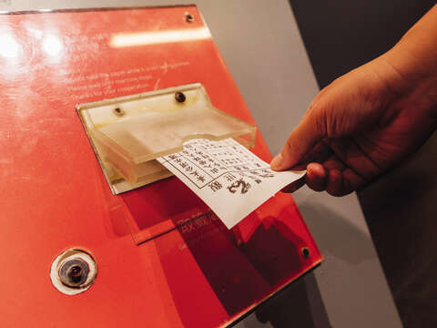 In the “Dialogue with the Time” Hall, you can also try your luck by drawing a stick and getting a poem that’ll tell your fortune.