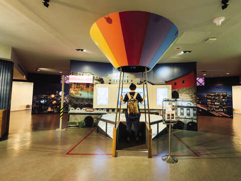 「台北の街並み」エリアにある熱気球では、目の前のモニターを通じて台北の景観を楽しむことができます。