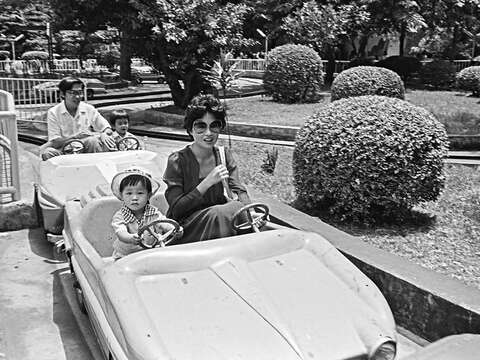 令人懷念的單軌索車(圖片來源：國家發展委員會檔案管理局)