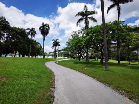 進入園區 蜿蜒的園路兩旁是一大片廣闊平整的草坪區