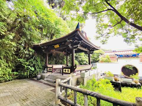 圍繞在綠蔭及古式建築間的舊式涼亭 為景色增添不少韻味