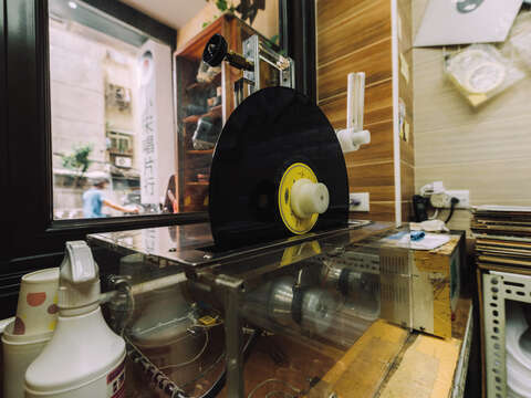 Xiao Song not only organizes their products well, but also provides a record cleaning service for their customers.