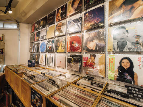 佳佳は台湾の音楽だけでなく、早期から西洋の音楽を取り入れたお店で、レコードが好きな人なら一度は足を運ぶべき場所です。