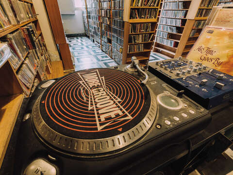 個体戶は店内で実際にレコードが流せるので、欲しい楽曲が見つけやすいお店です。