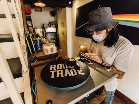 THTはこじんまりとした中二階にあり、店内ではレコードを選ぶだけでなく、椅子に座 ってコーヒーを楽しむこともできます。