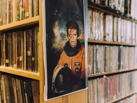 レコード店巡りは昔の音楽を懐かしむだけでなく、過去の思い出を次の世代に継承する行為でもあります。