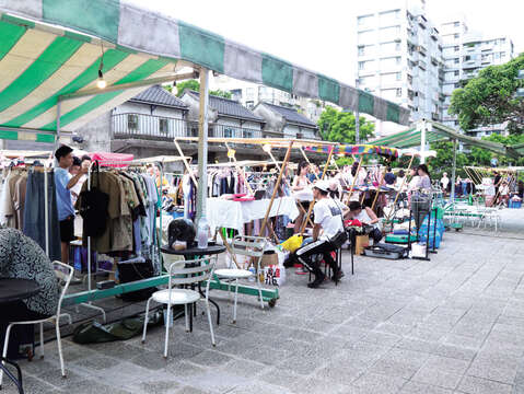 Sisinan Village has a leisure outdoor space for people in the neighborhood to hang out to enjoy creative markets on weekends.